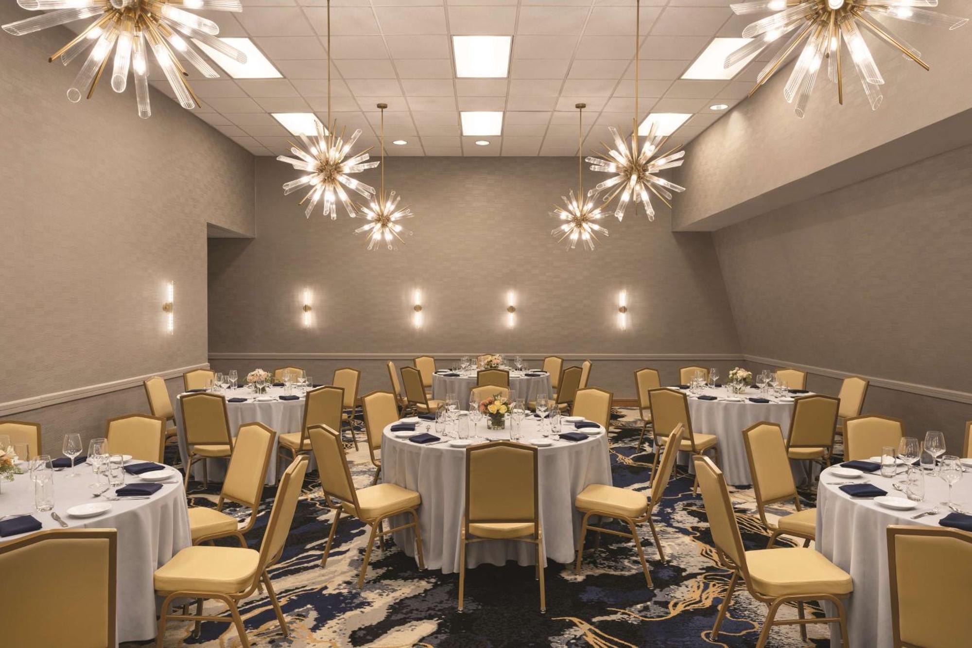 Doubletree By Hilton Rocky Point Waterfront Hotel Tampa