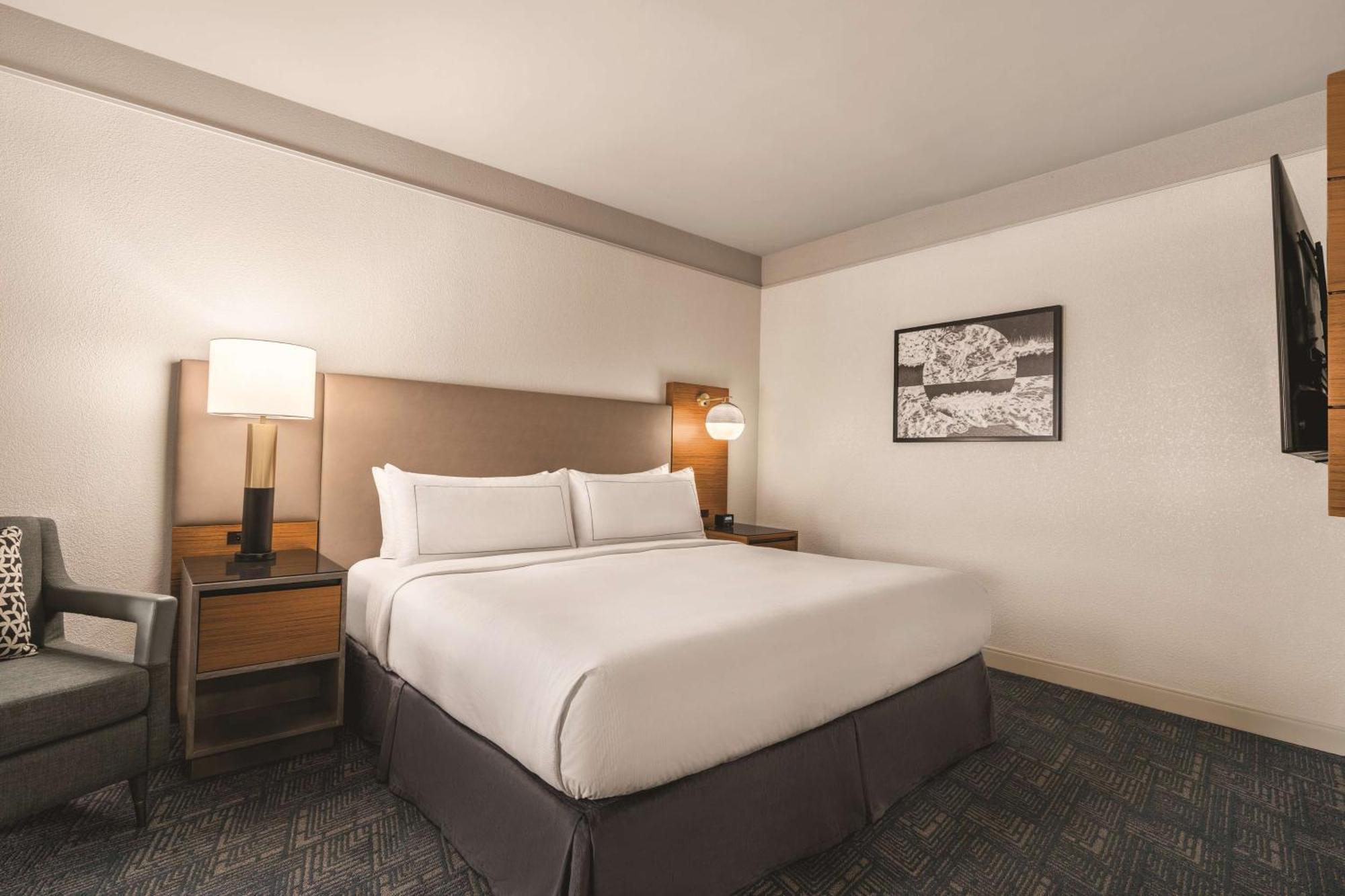 Doubletree By Hilton Rocky Point Waterfront Hotel