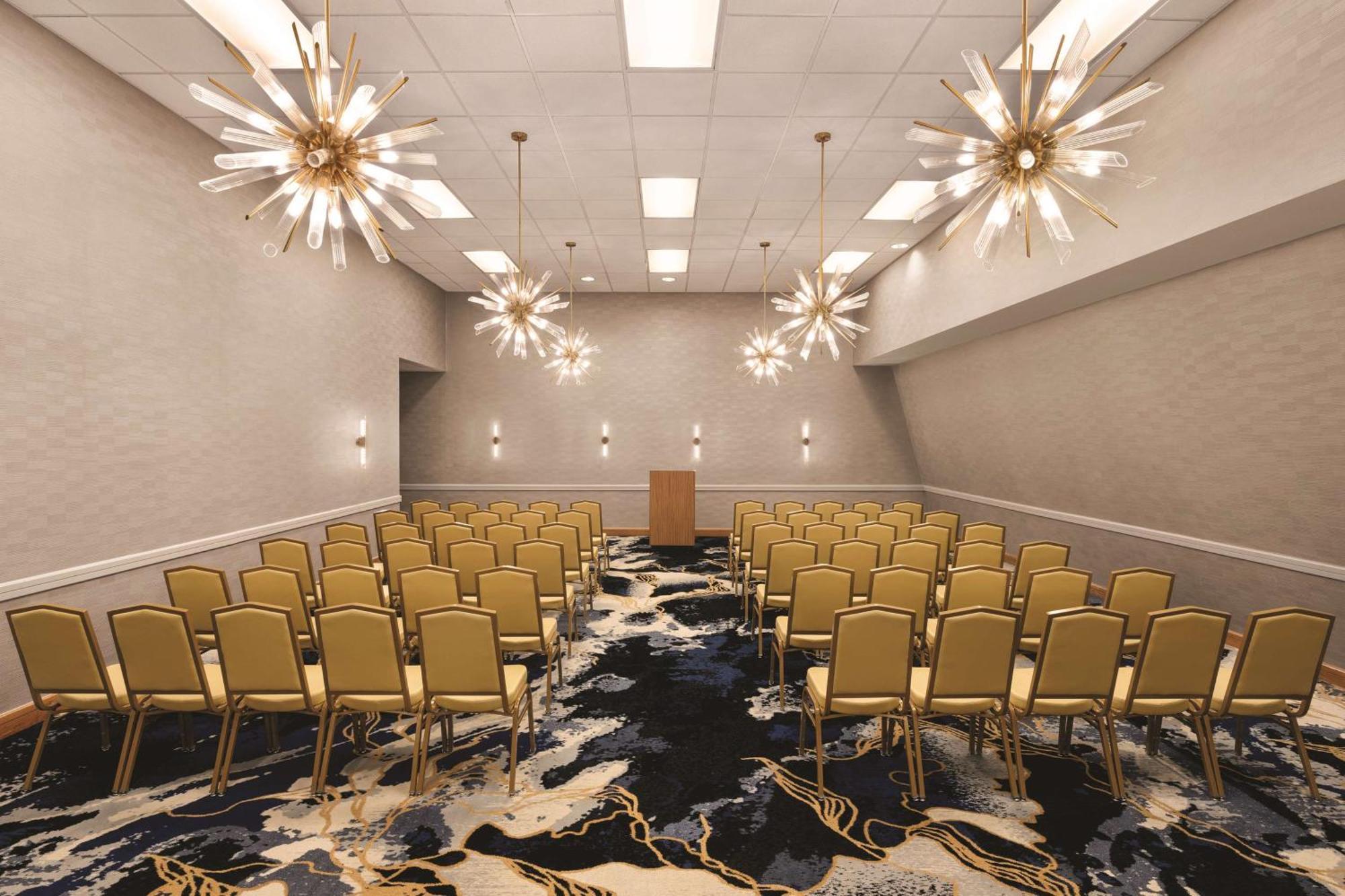 Hotel Doubletree By Hilton Rocky Point Waterfront 3*