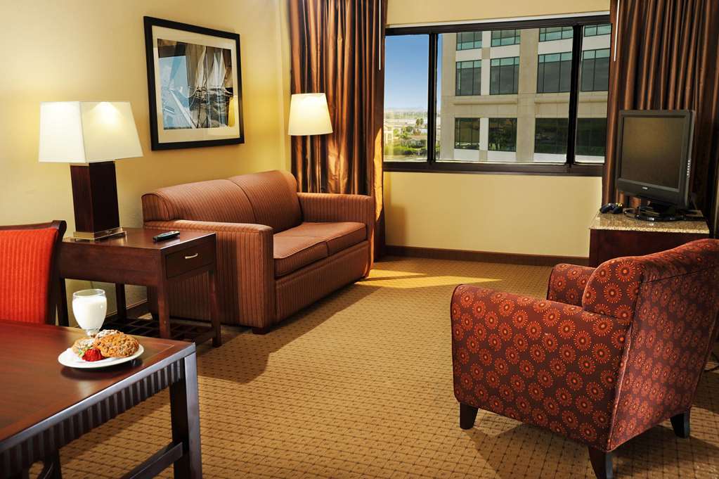 Hotel Doubletree By Hilton Rocky Point Waterfront 3*