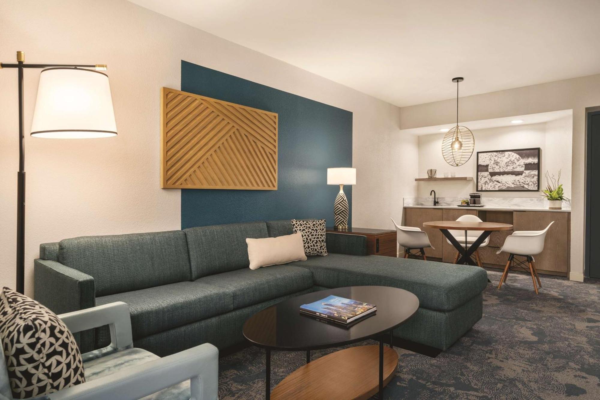 Doubletree By Hilton Rocky Point Waterfront Hotel Tampa